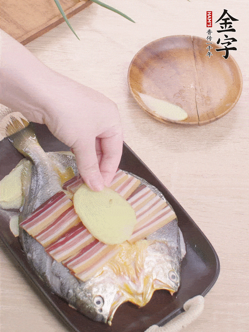 鋪咸肉，放姜片、蔥結(jié)。水開(kāi)后蒸8分鐘，燜3分鐘。