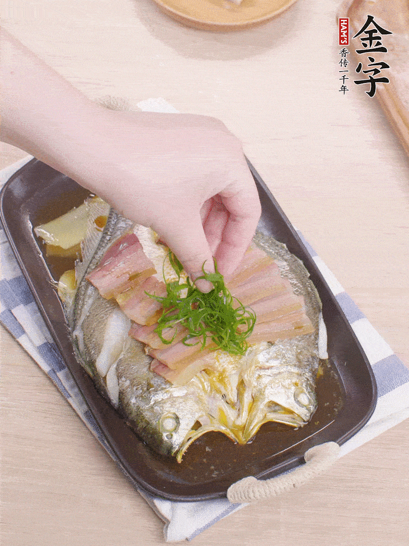 取出姜蔥，淋2勺蒸魚(yú)豉油，擺蔥絲。