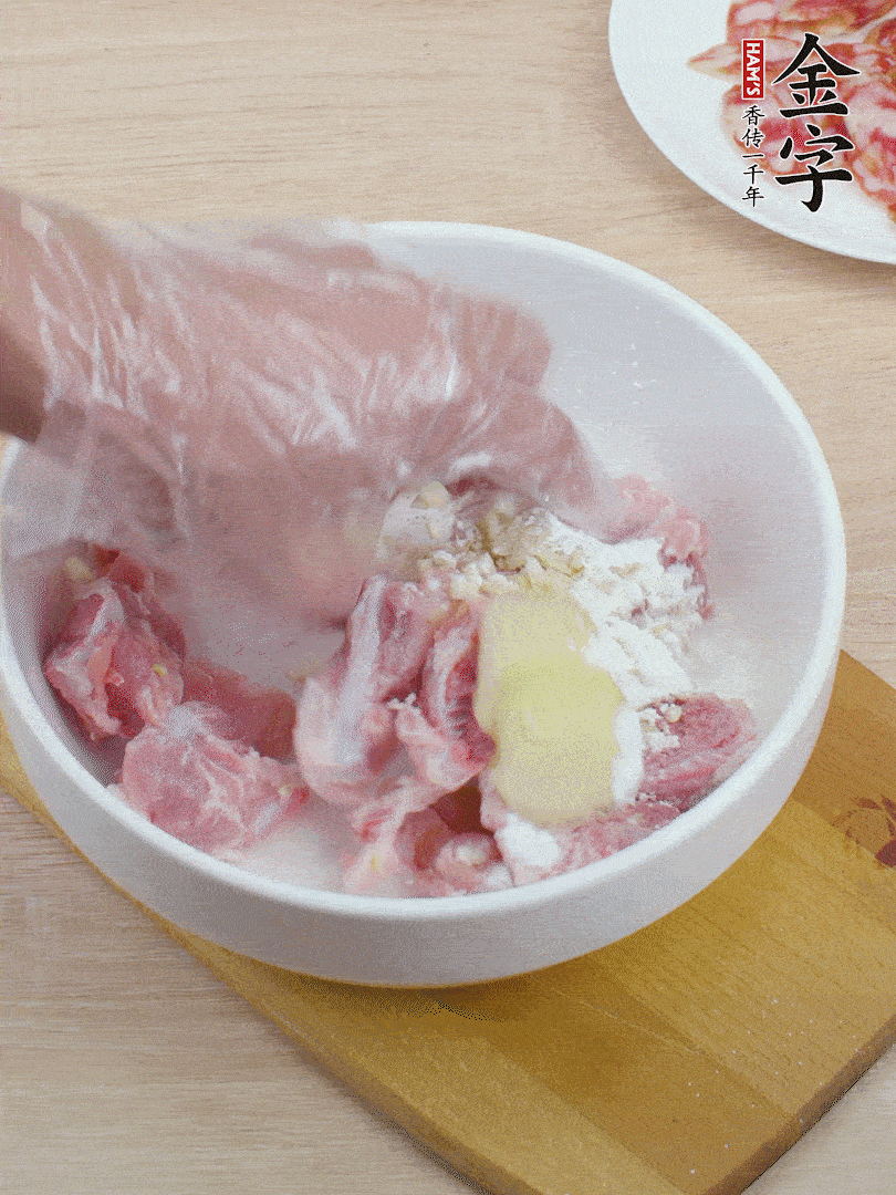 洗凈的小排，加鹽、姜、蒜末、淀粉、胡椒粉抓勻，腌制15分鐘。