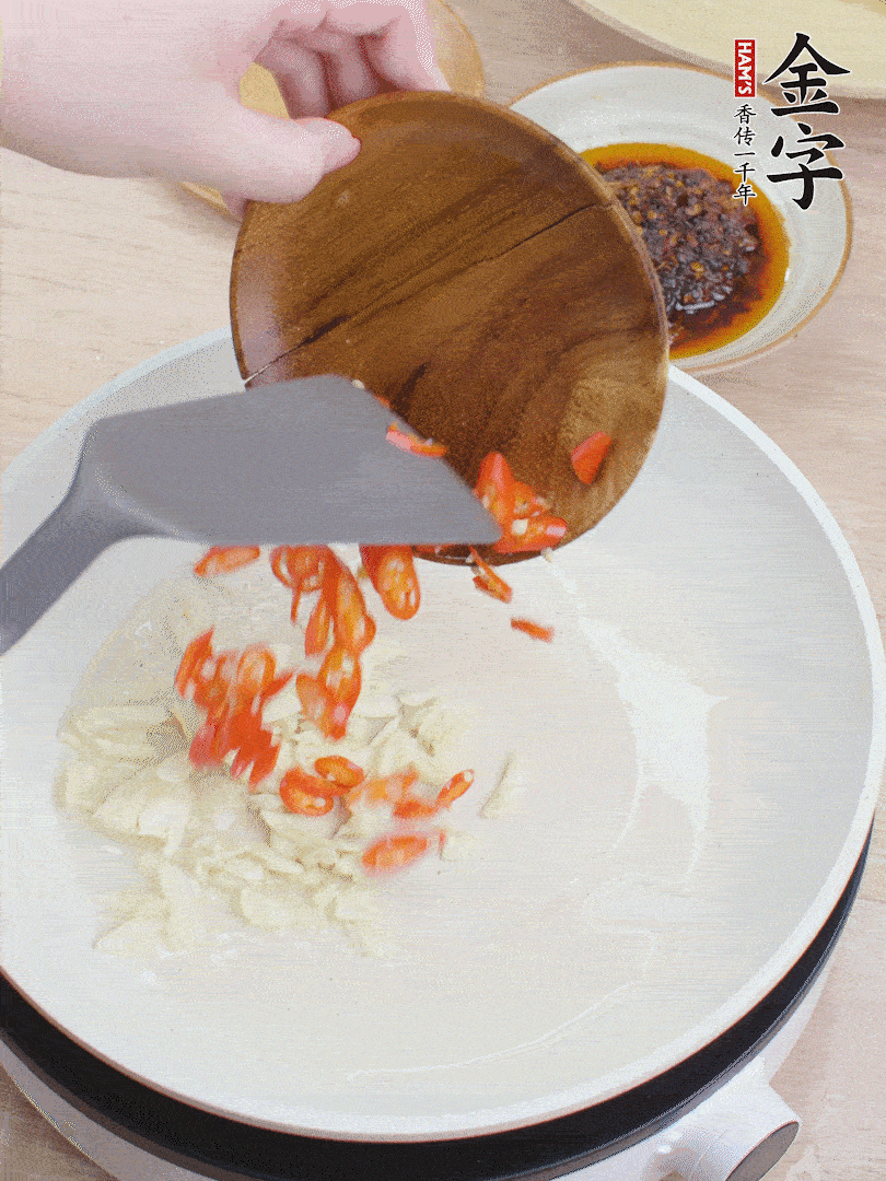 油熱煸香蒜末、辣椒。