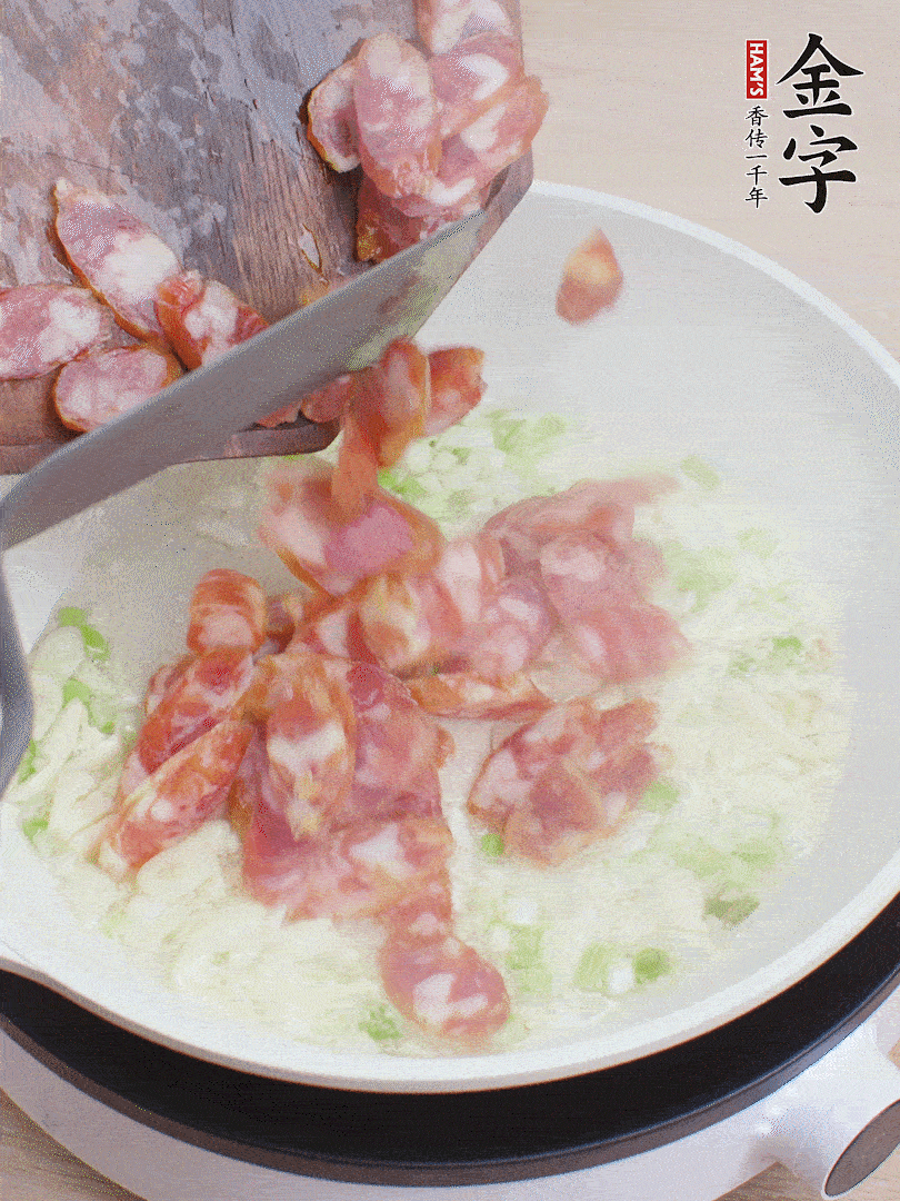 油5成熱，蒜末、蔥白爆香，下香腸炒出香味。