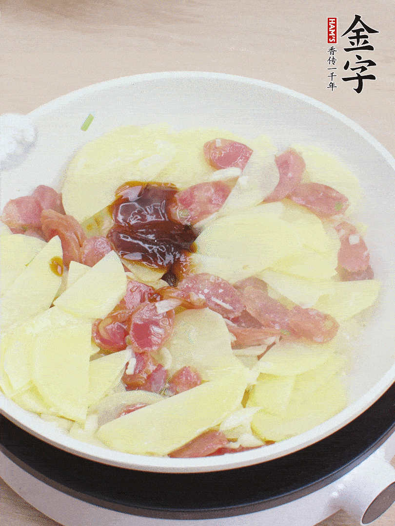 下土豆片，1勺生抽、1勺蠔油、1/3勺鹽、1/3勺糖炒至入味。