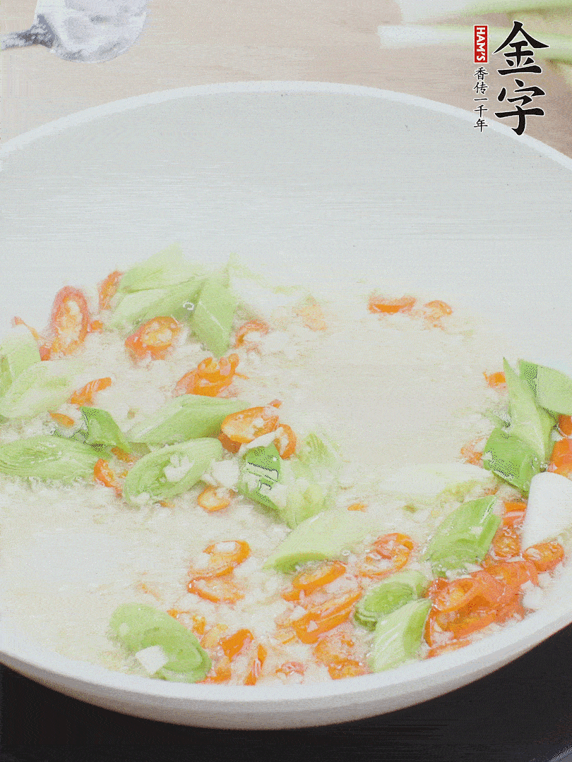 油5成熱時(shí)，下蒜末、辣椒、蒜白煸炒。