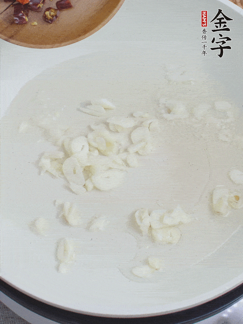 藕去皮，切成1cm見方的丁，放入清水浸泡。美人椒切圈。蒜切成末。