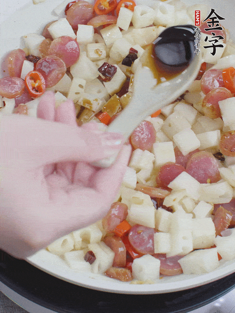 下藕丁，加生抽、香醋、白糖、鹽翻炒均勻。