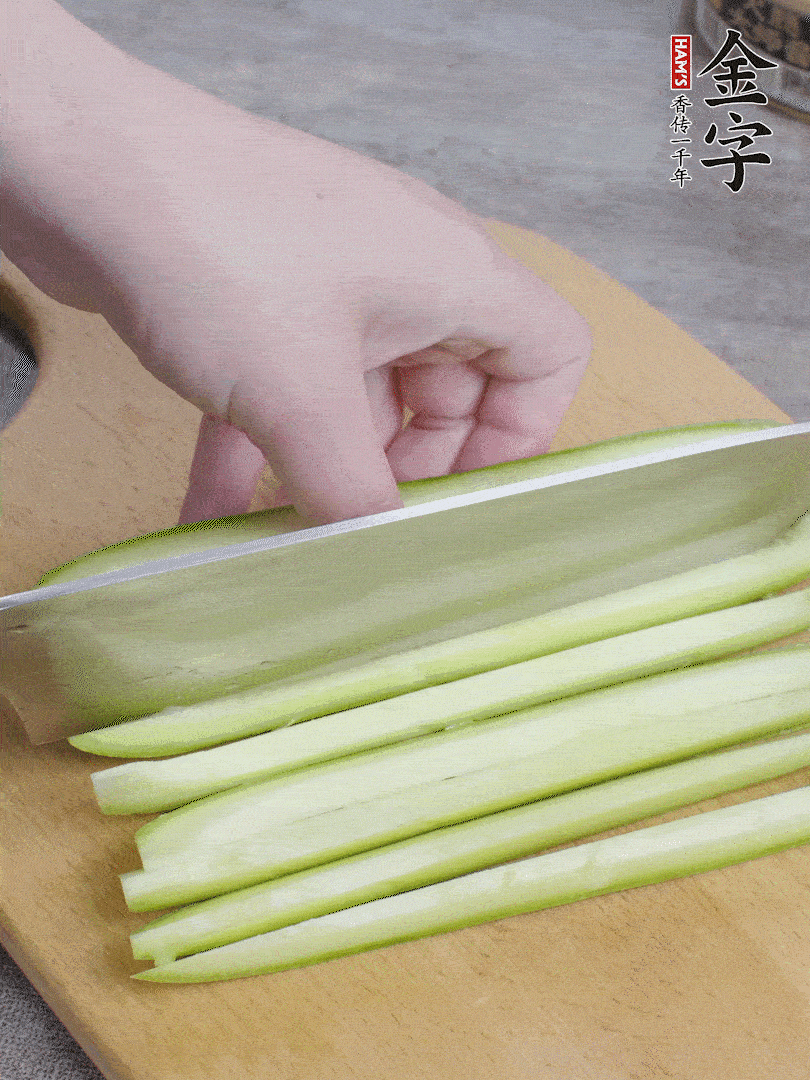 西葫蘆對半切，去瓤切條。