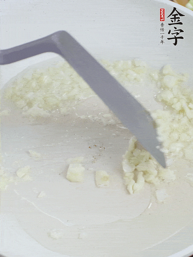 冷鍋熱油，下大蒜煎至兩面微黃。