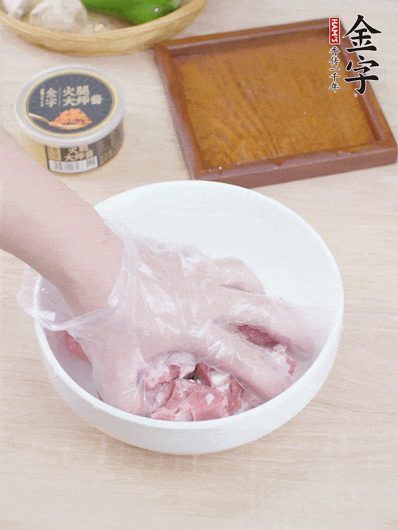 豬小排，加1勺料酒、1勺蠔油、1/3勺白胡椒粉、淀粉，抓拌均勻腌漬30分鐘。青椒去蒂去籽切塊。洋蔥去皮切塊。