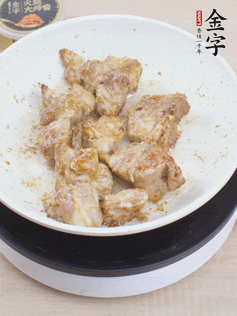 油4成熱，下小排煎炒至邊緣微微發(fā)焦。