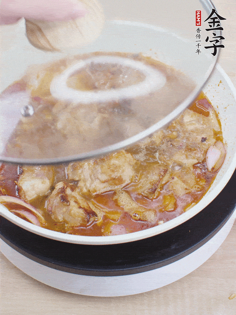 下小排翻炒，加1勺生抽、1點(diǎn)白砂糖和少許水燜2分鐘。