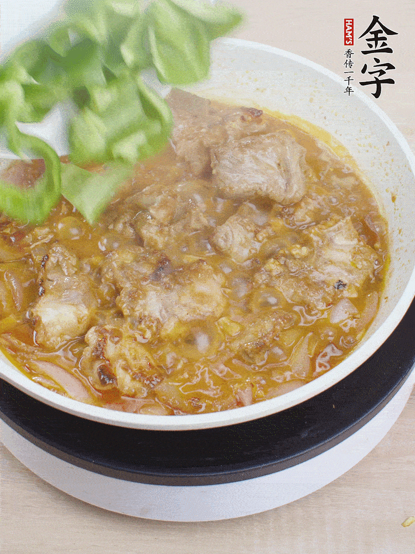 下青椒，翻炒炒至湯汁收干。