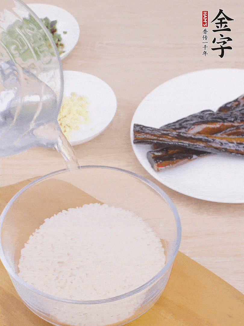 大米提前用清水浸泡1小時。