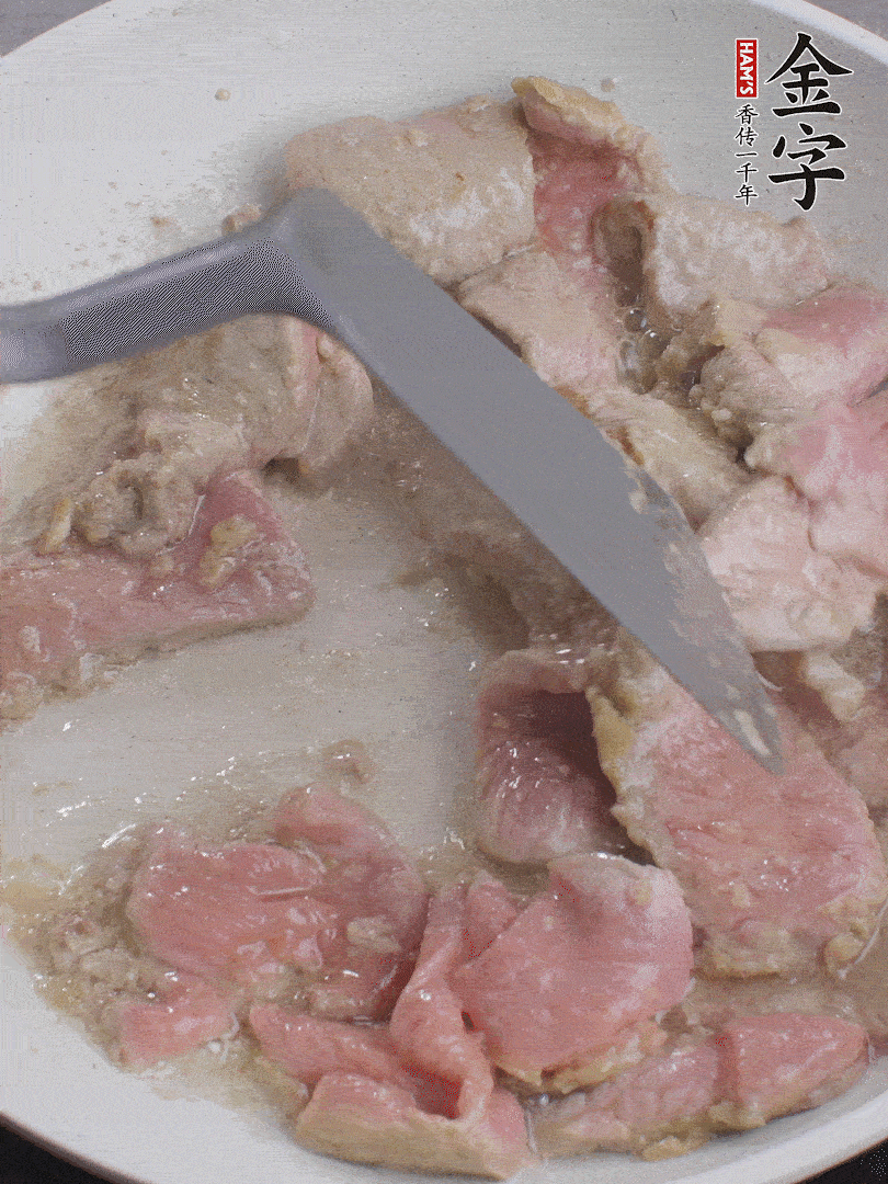 鍋中少油，下牛肉炒至變色。（盛出來）