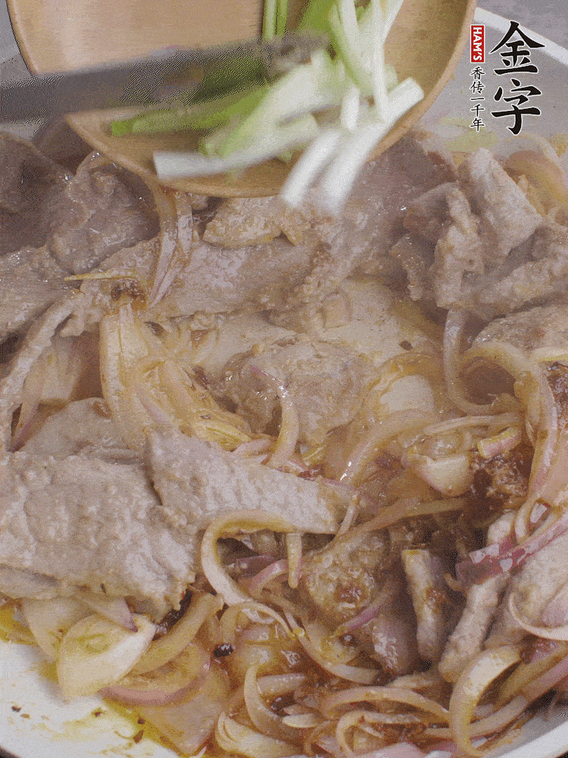 下牛肉、蔥段快炒。