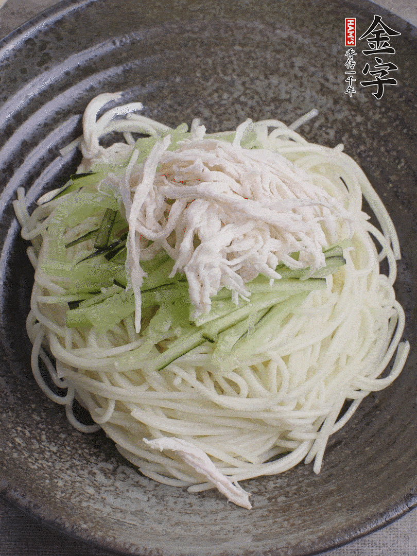 堿水面（熟）倒入大碗中，鋪上黃瓜絲、雞絲。