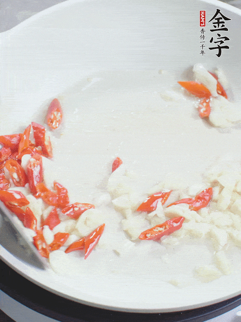 冷鍋熱油，下辣椒、大蒜煸香。