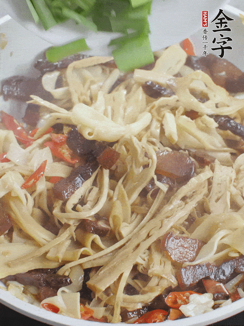 翻炒均勻，下蒜葉。