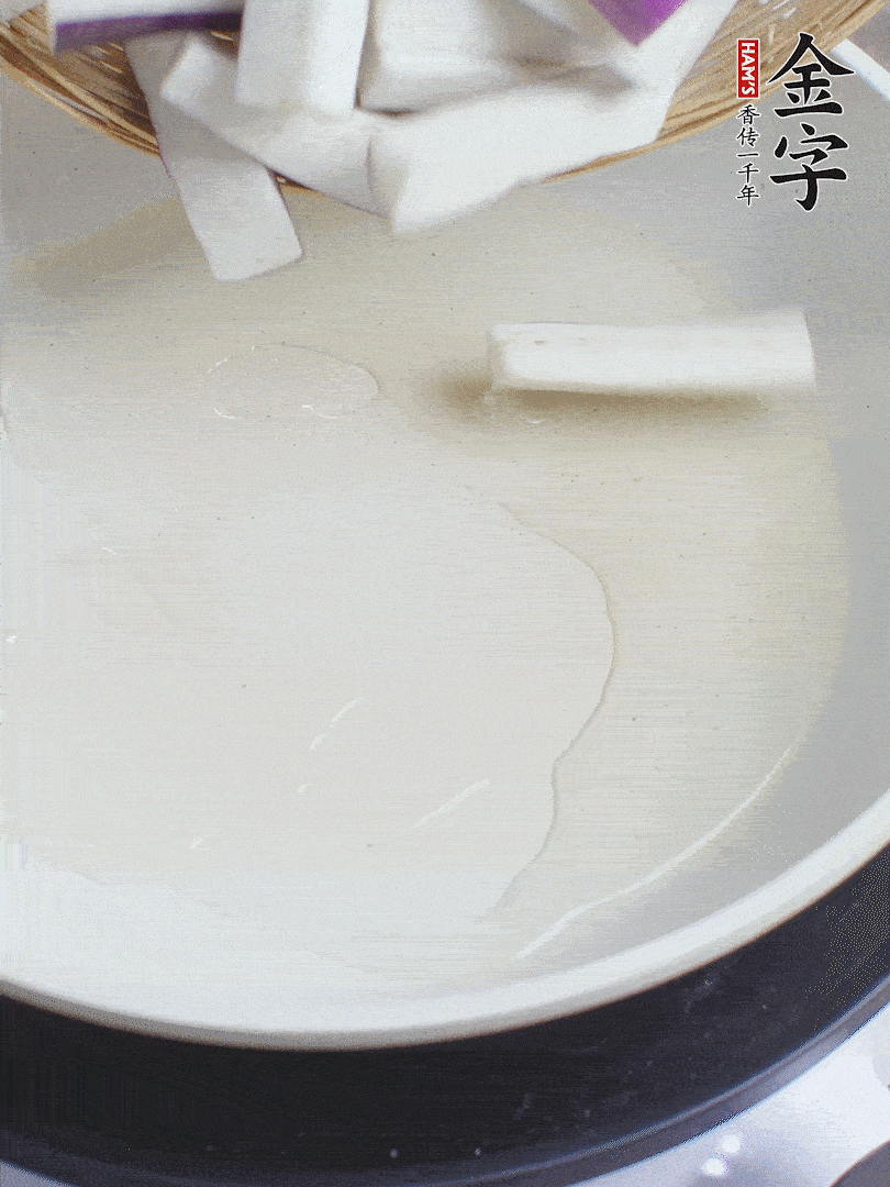 杭茄洗凈去蒂，縱向剖成4份，切成長10cm左右的段。白洋蔥切絲?？谀⑾磧羧サ舯?。紅椒切菱形片。