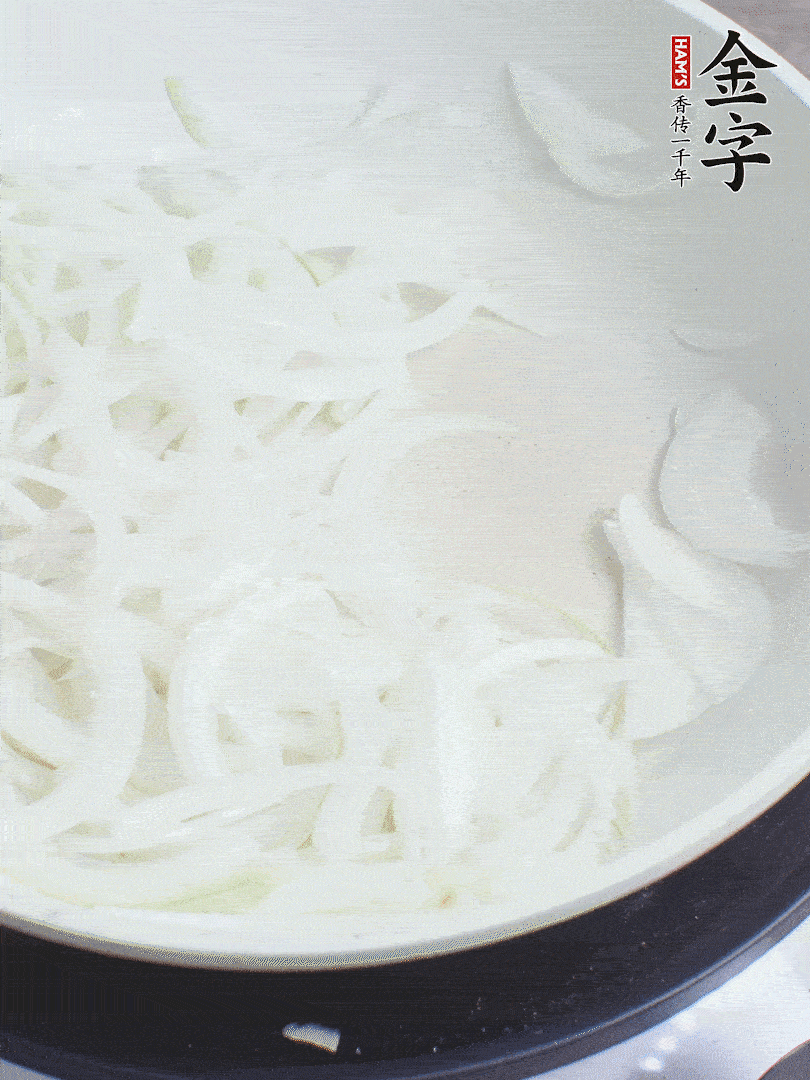 油熱下洋蔥絲、紅椒炒出香味。