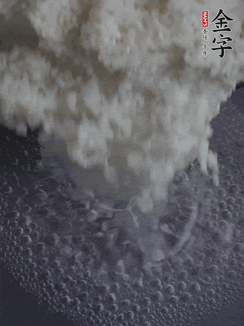 浸泡好的大米，沸水下鍋煮5分鐘，撈出瀝干。