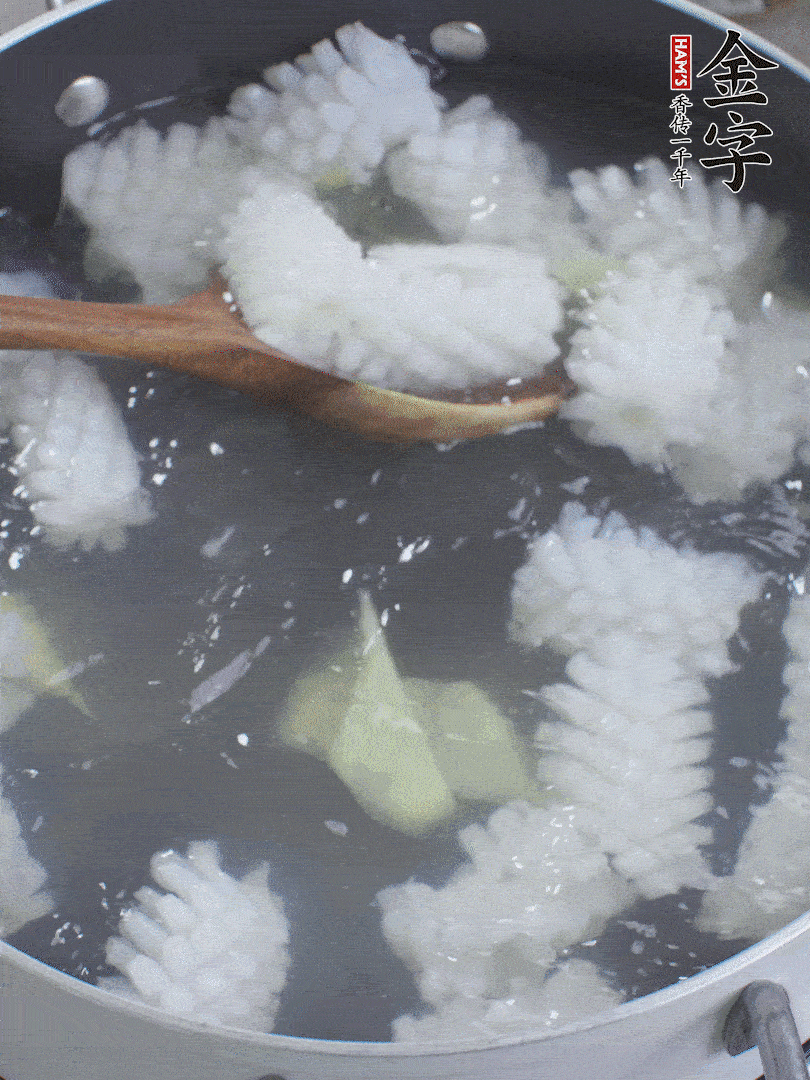 魷魚(yú)解凍后，加姜片、料酒汆燙30秒。