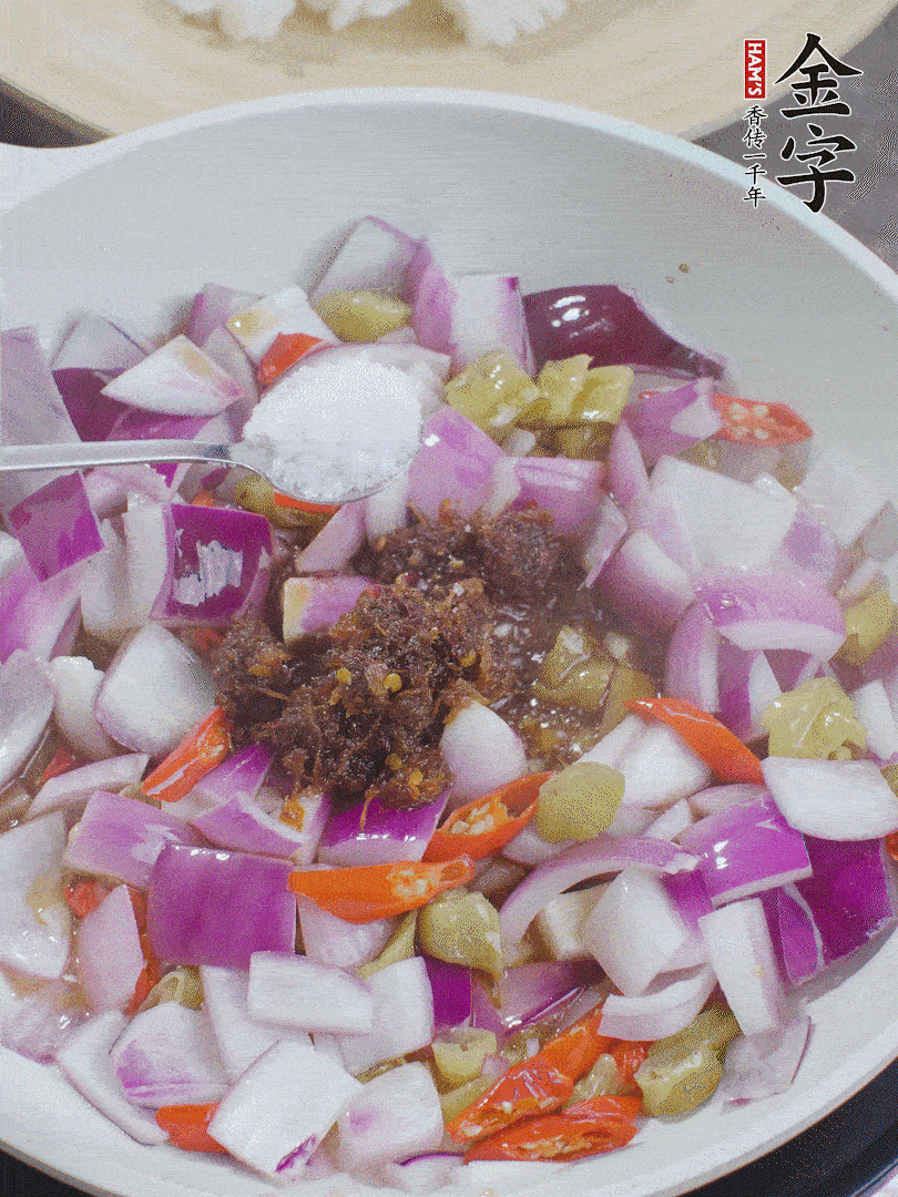 加1大勺金字火腿大師醬、2勺生抽、1勺糖，翻炒。