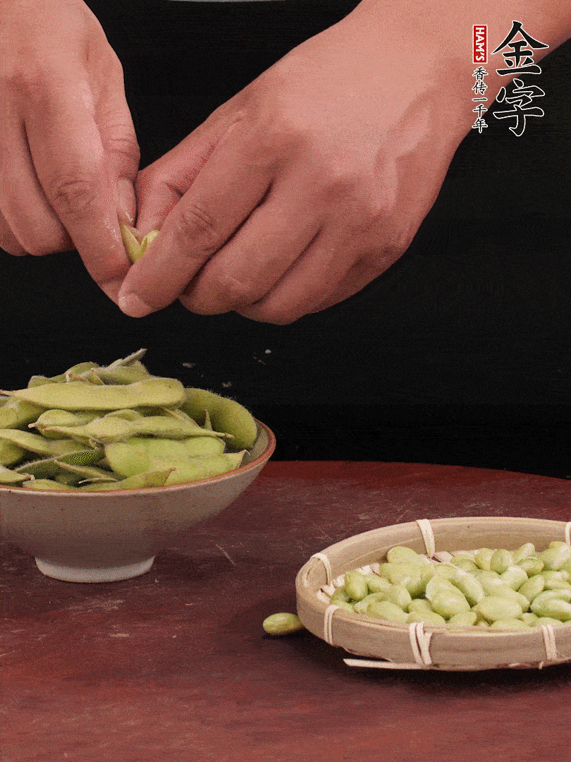 新鮮毛豆剝殼。