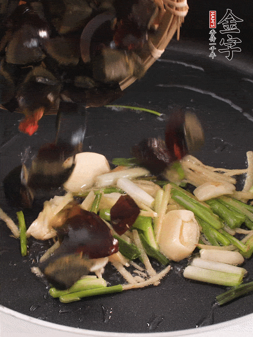 熱油爆香蔥姜，放入皮蛋翻炒至氣泡。