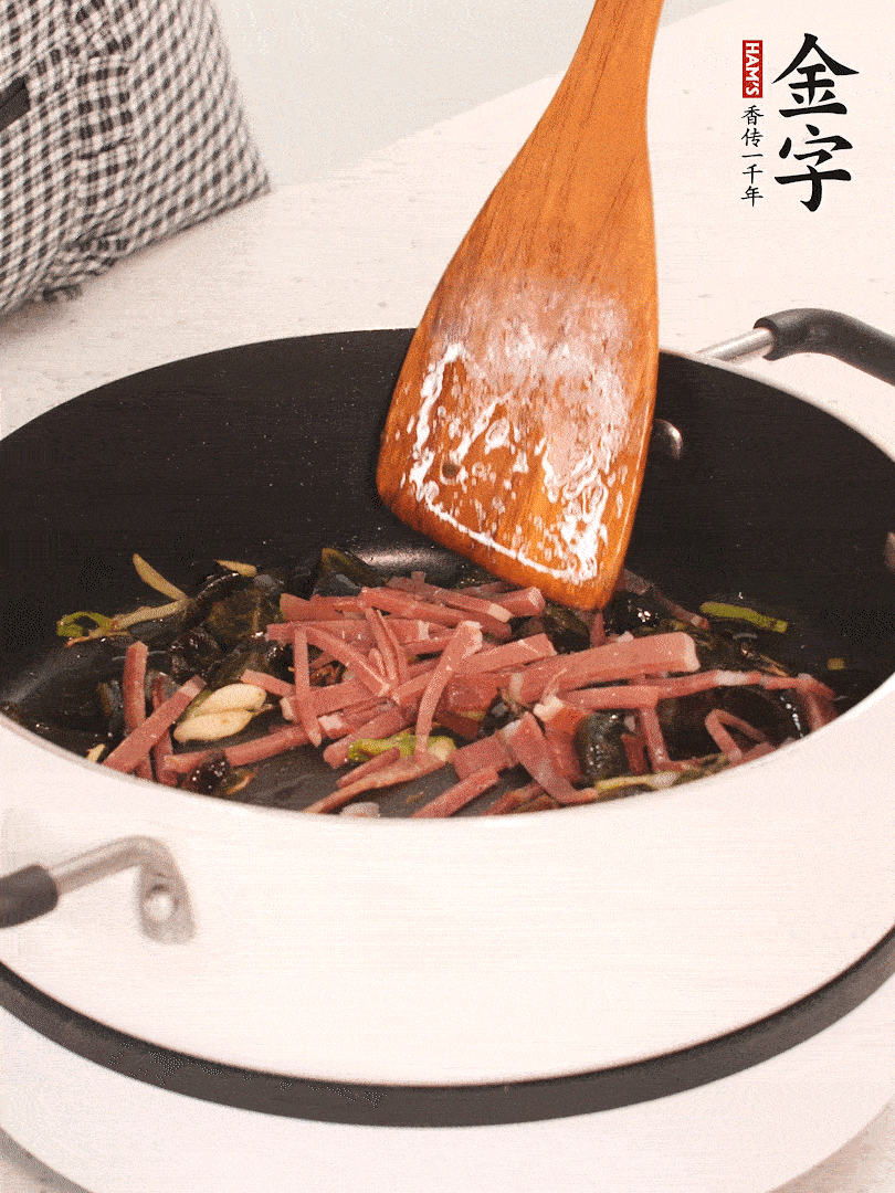 加入火腿煸炒一會(huì)，倒入開(kāi)水燉煮15分鐘。