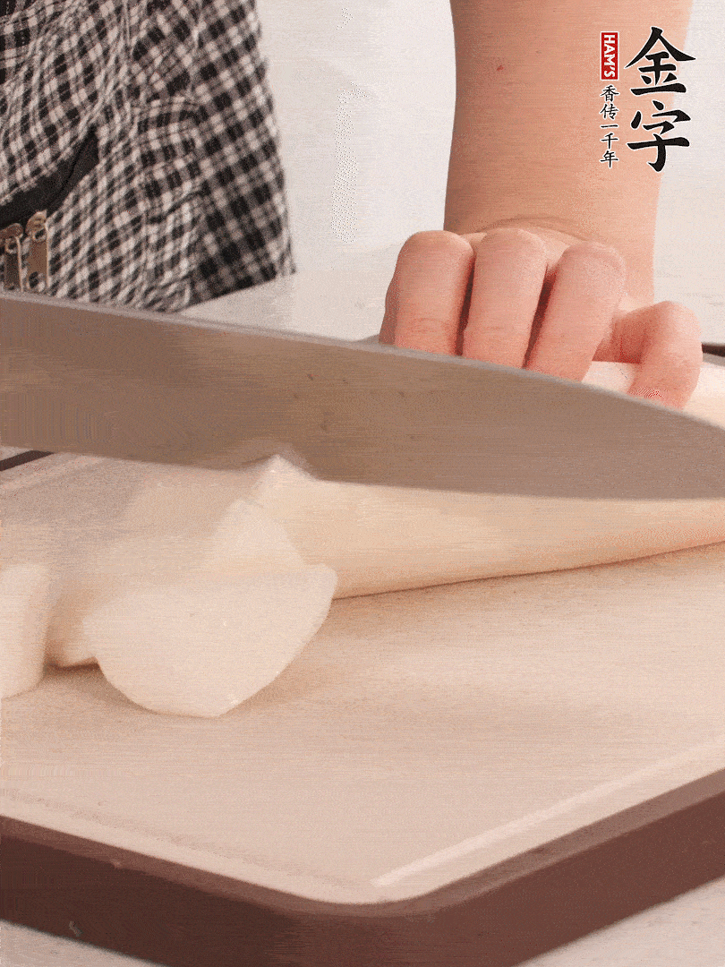 蘿卜切塊，火腿切片。