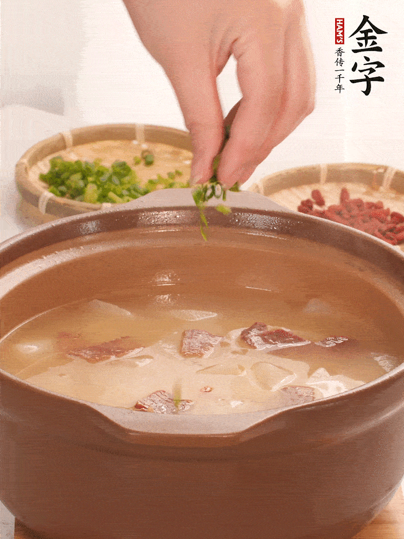 最后點綴點小蔥花、枸杞，增色提味。