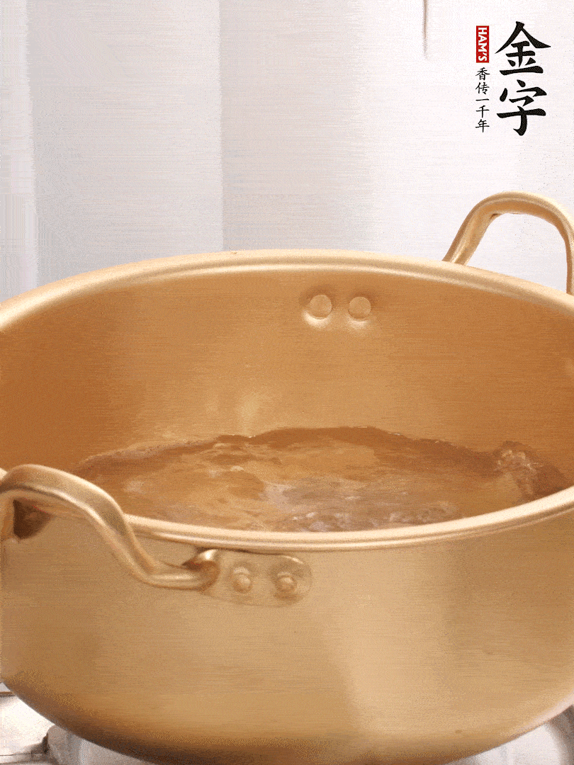 排骨加姜片、料酒，冷水下鍋焯水，撇去浮沫。