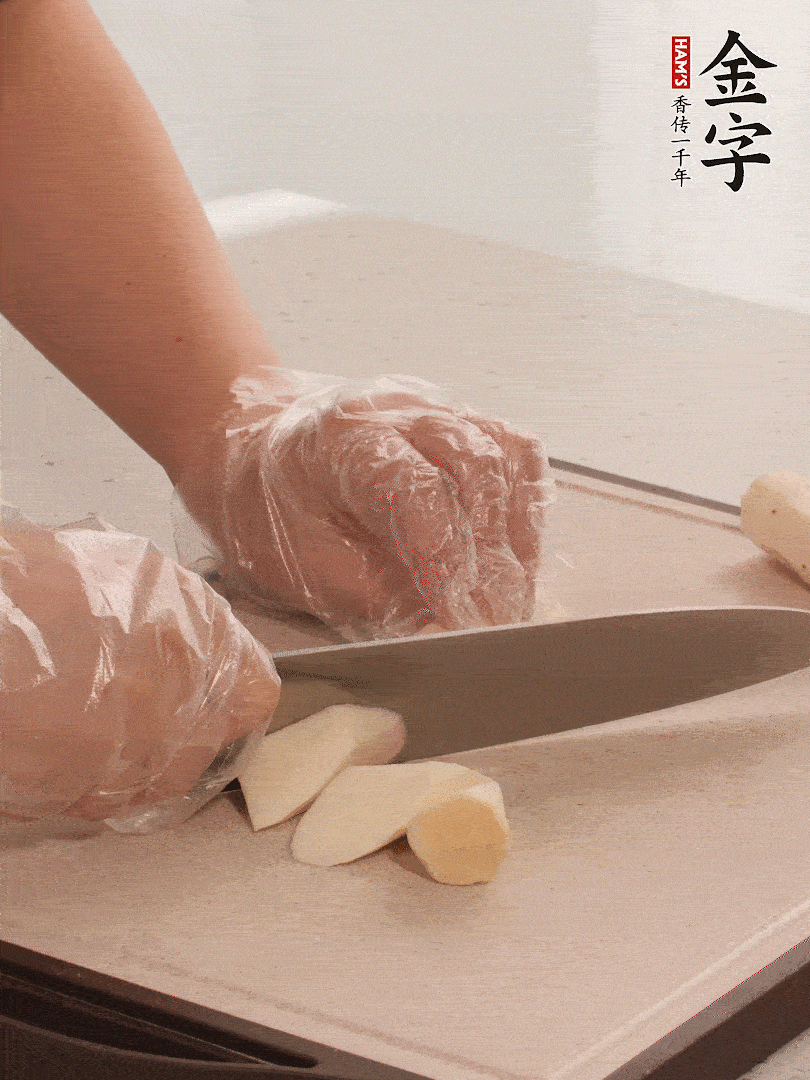 鐵棍山藥洗凈削皮，切斜刀塊。