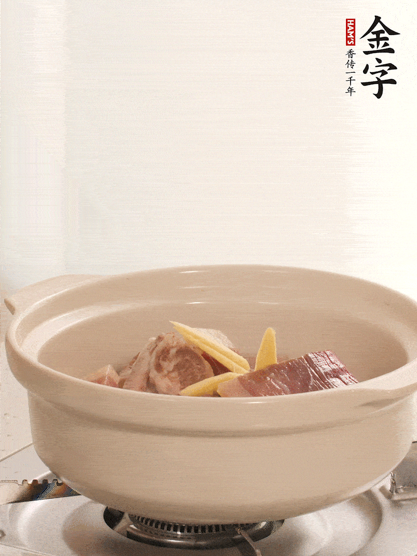 湯鍋放入排骨、火腿、姜，加適量水。煮開后轉(zhuǎn)小火燉40分鐘。