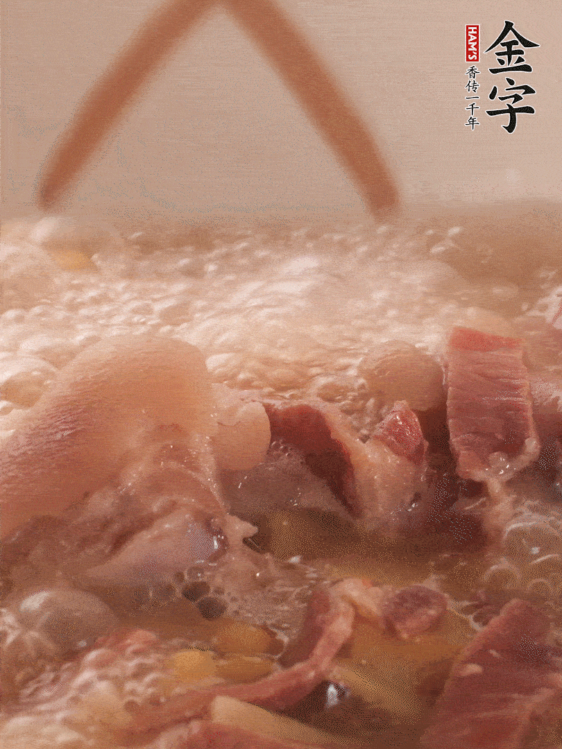 大火將水煮開(kāi)后，蓋上鍋蓋，轉(zhuǎn)小火慢燉1個(gè)半小時(shí)。