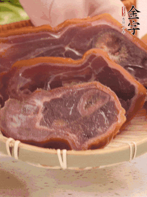 金字火腿蹄片溫水泡10分鐘。