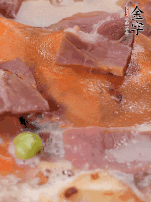 放適量料酒、清水煮到沸騰，再下蟹塊燜煮8分鐘。