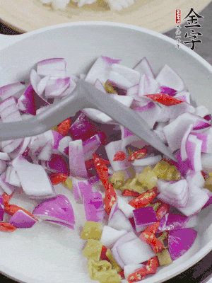 冷鍋熱油，下洋蔥、小米辣、泡椒，炒出香味。