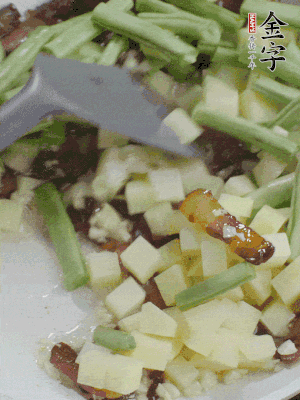 下蒜末、豆角、土豆塊翻炒。