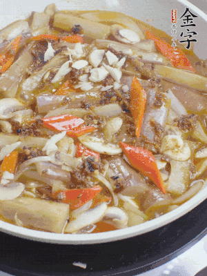 撒蒜末、香菜末。