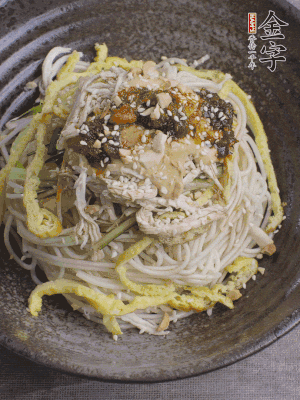 撒上花生碎、白芝麻、蔥花。