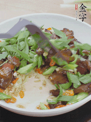 倒蒜葉翻炒均勻。