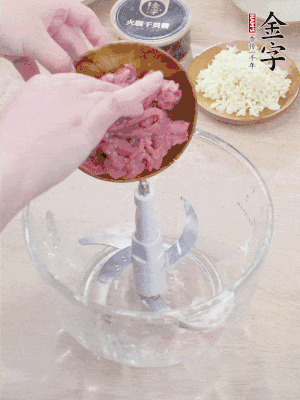 江南野筍干浸泡至軟；豬五花肉切薄片；腐皮改刀切成長方形。