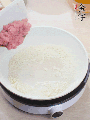 鍋內(nèi)熱油，蒜泥、牛肉泥炒至酥香。