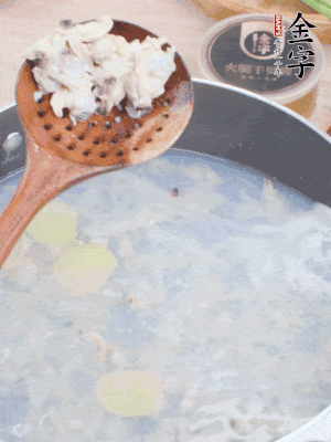 沸水下花蛤肉、姜片、料酒焯水。