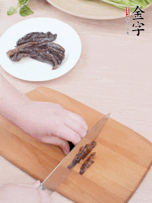 金字醬油肉下鍋煮10分鐘，切薄片。