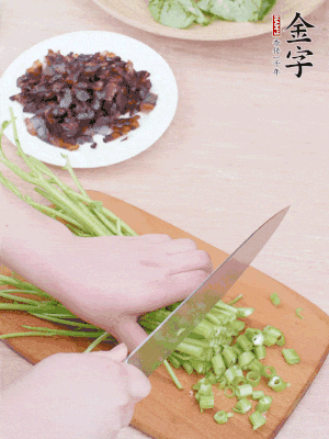空心菜摘掉葉子，菜梗切成丁。