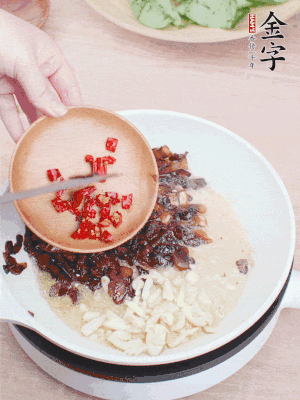 爆香蒜末、小米辣。