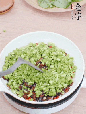 下菜梗翻炒，混合醬油肉。