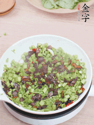 1勺生抽、1勺蠔油、1點(diǎn)點(diǎn)白糖調(diào)味。